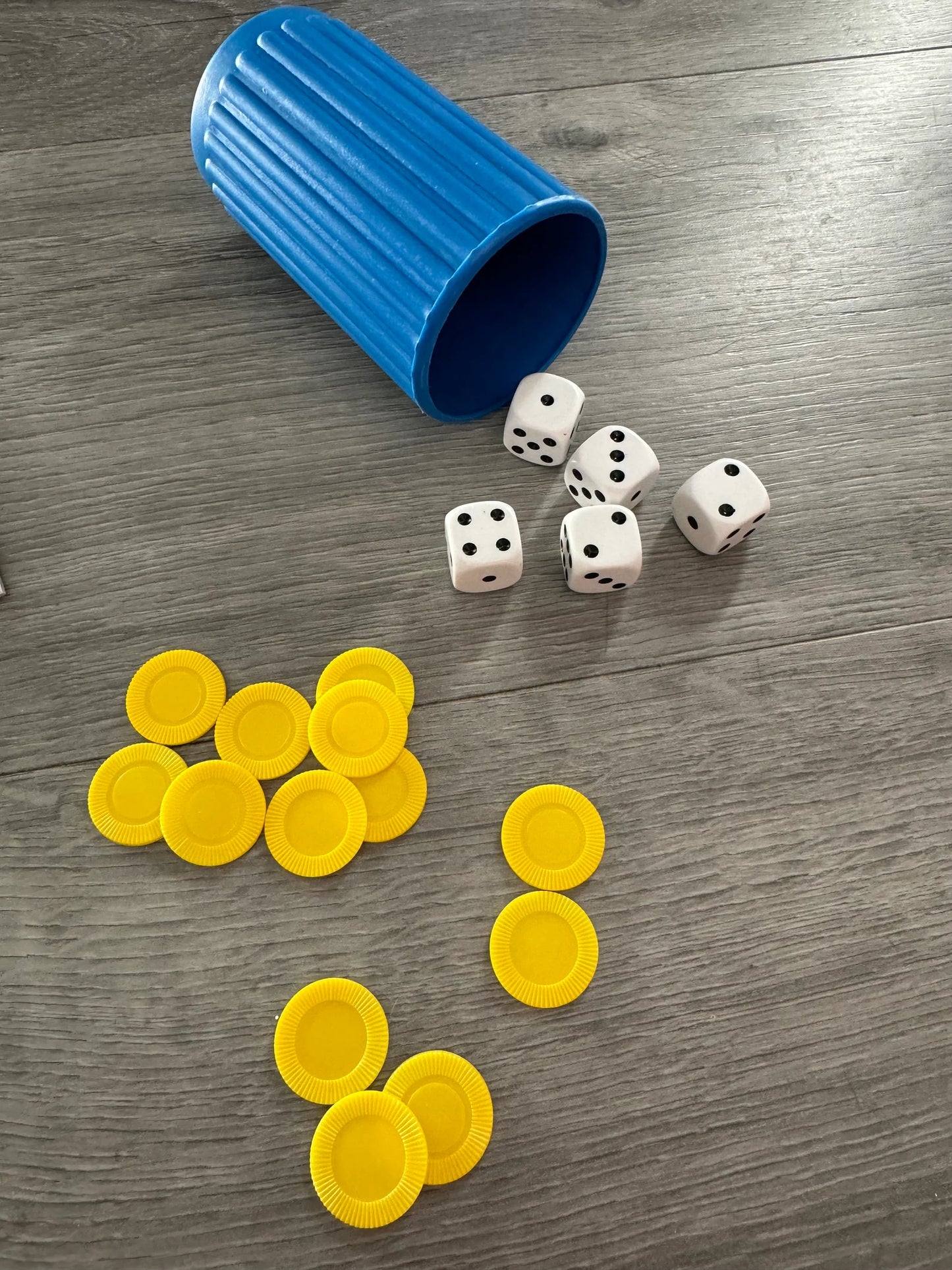 YAHTZEE THE CLASSIC SHAKE, SCORE & SHOUT DICE GAME NEW SEALED (PARKER BROTHERS)