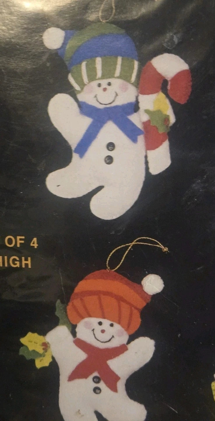 VINTAGE 1984 TITAN NEEDLECRAFT SET OF 4 -4" SNOWMAN FELT ORNAMENT KIT NO. 405