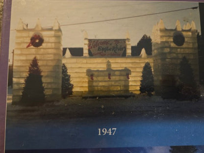 Eagle River, WI Ice Castles 1947, 1957, 1976, 1995 550-Piece Jigsaw Puzzle Sealed Dent Back